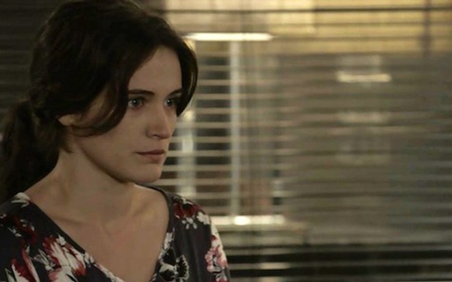 Clara  (Bianca Bin) passará por avaliação psiquiátrica no capítulo desta segunda-feira (11) - Fotos Reprodução/TV Globo
