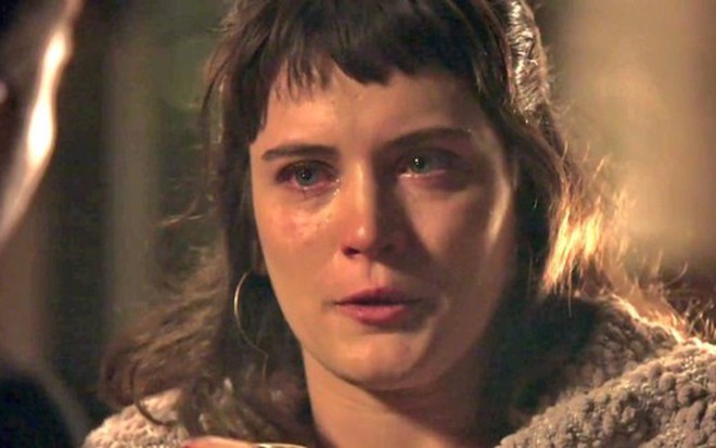 Clara (Bianca Bin) em cena da novela das nove; mocinha será alertada de que pode ser a próxima vítima - Reprodução/TV Globo