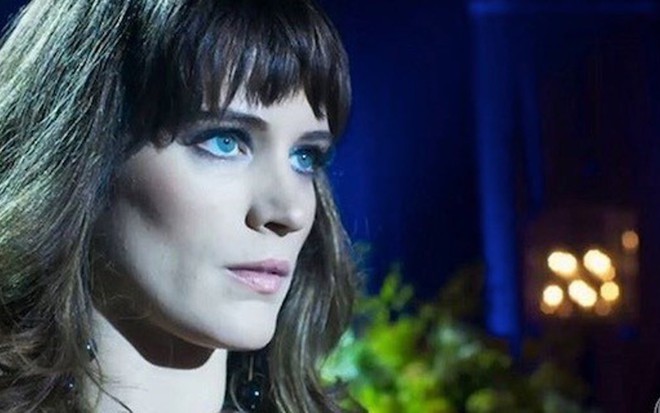 Clara (Bianca Bin) na sequência de sua grande virada na novela das nove da Globo - Fotos Reprodução/TV Globo