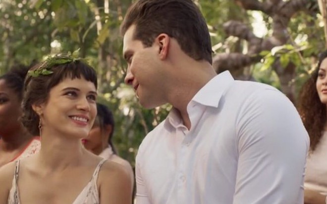 Clara (Bianca Bin) em cena com Patrick (Thiago Fragoso) na novela das nove da Globo  - Reprodução/TV Globo