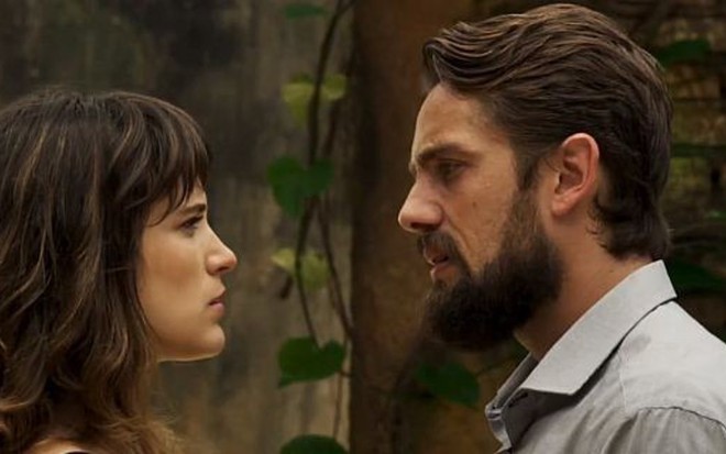 Clara (Bianca Bin) e Renato (Rafael Cardoso); vilão será abandonado no altar pela mocinha - Fotos: Reprodução/TV Globo