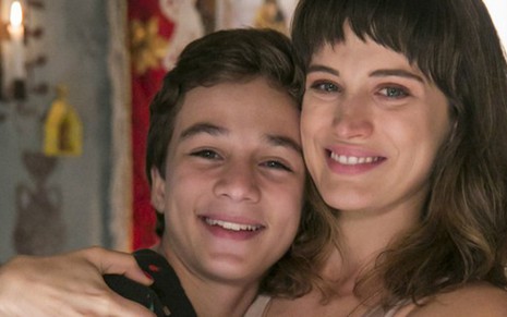 Tomaz (Vitor Figueiredo) com Clara (Bianca Bin); mocinha sempre buscou a guarda e o amor do filho - Raquel Cunha/TV Globo 