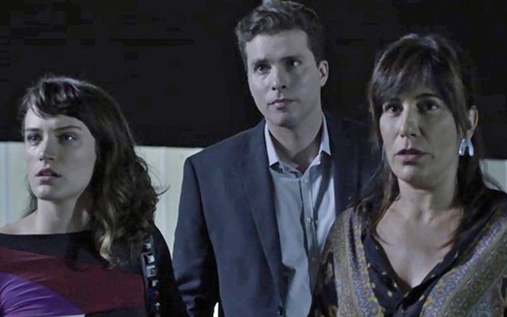 Clara (Bianca Bin), Patrick (Thiago Fragoso) e Beth (Gloria Pires) em cena desta quarta (21) - Fotos: Reprodução/TV Globo