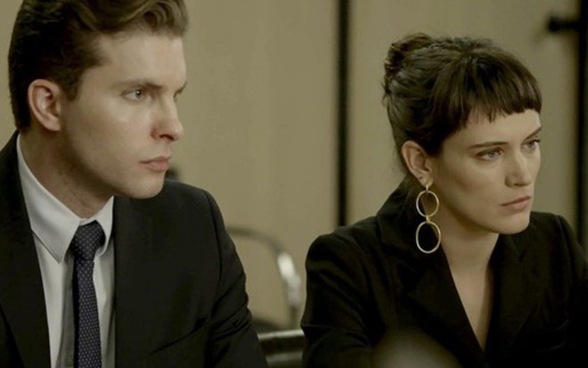 Patrick (Thiago Fragoso) não conseguirá impedir que Clara (Bianca Bin) tenha fortuna congelada - Fotos: Reprodução/TV Globo