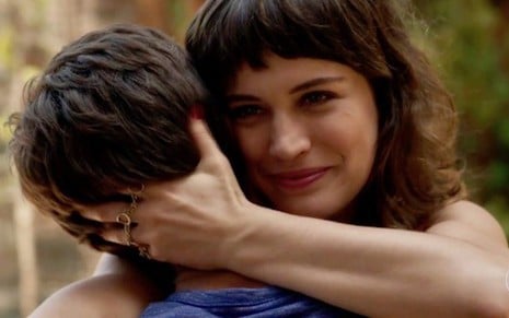 Clara (Bianca Bin) verá o filho enfrentar a mãe de criação para ficar com ela na trama  - Reprodução/TV Globo