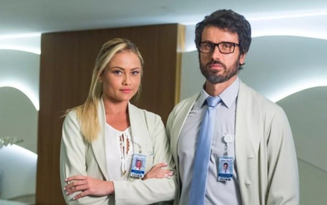 Suzy (Ellen Rocche) e Samuel (Eriberto Leão): amor de fachada em O Outro Lado do Paraíso - Raquel Cunha/TV Globo