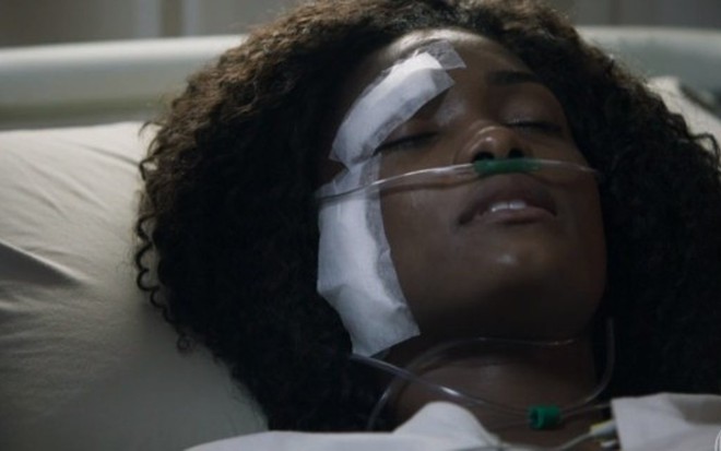 Raquel (Erika Januza) foi curada por um milagre ontem (7) na novela O Outro Lado do Paraíso - Reprodução/TV Globo
