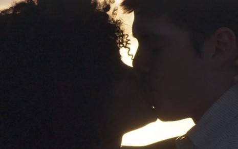 Raquel (Erika Januza) e Bruno (Caio Paduan) se beijam em cena de O Outro Lado do Paraíso - Reprodução/TV Globo
