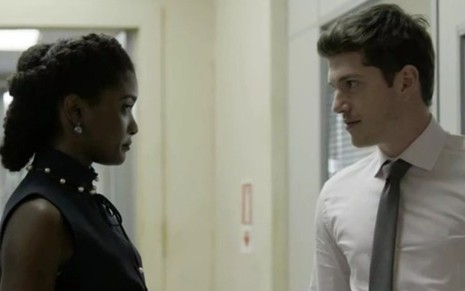 Raquel (Erika Januza) dará ultimato em Bruno (Caio Paduan) para que ele largue mulher - Reprodução/TV Globo