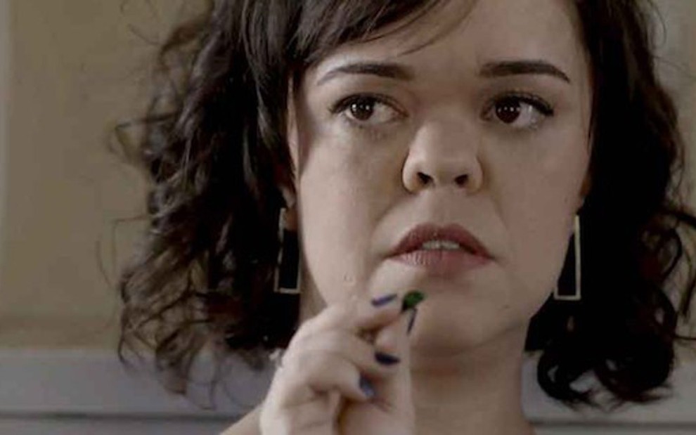 Estela (Juliana Caldas) ganhará esmeralda ao conhecer lapidador na novela das nove - Fotos Reprodução/TV Globo