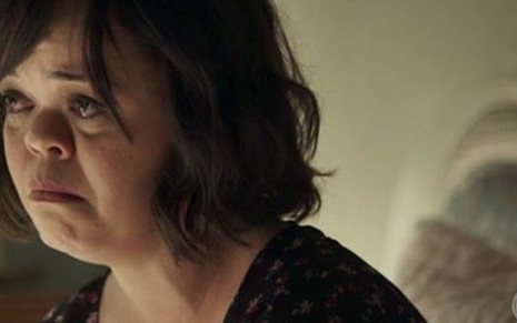 Estela (Juliana Caldas) em cena da novela das nove; anã vai chorar após briga com a mãe  - Reprodução/TV Globo