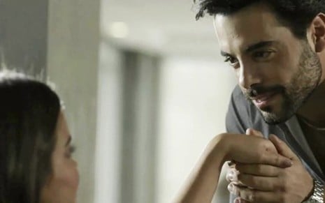 Amaro (Pedro Carvalho) beija mão de Melissa (Gabriela Mustafá) em O Outro Lado do Paraíso - Reprodução/TV Globo