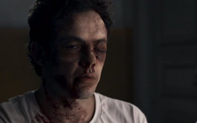 Gael (Sergio Guizé) foi espancado e sofreu na cadeia: ator acredita na redenção do personagem - Reprodução/TV Globo