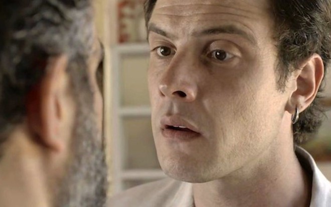 Gael (Sergio Guizé) partirá para cima de Juvenal (Anderson Di Rizzi) nesta quarta (6) - Fotos: Reprodução/TV Globo