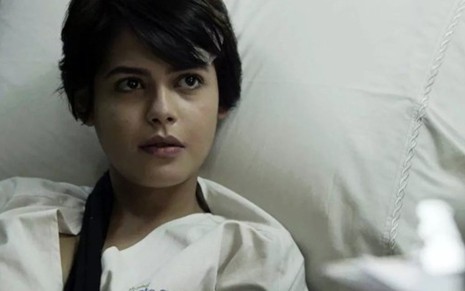No hospital após atropelamento, Adriana (Julia Dalavia) fará exame que indica doença grave - Fotos: Reprodução/TV Globo