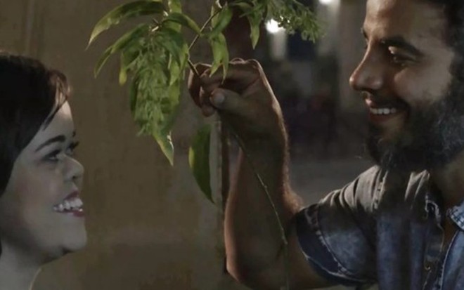 Estela (Juliana Caldas) e Juvenal (Anderson Di Rizzi): clima de início de paixão no ar - Reprodução/TV Globo