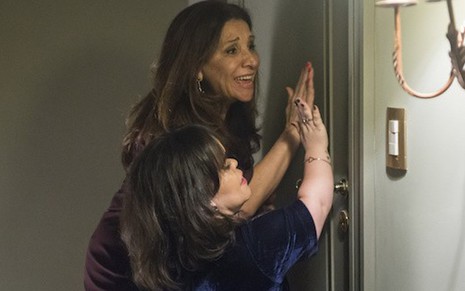 Estela (Juliana Caldas) e a empregada Rosalinda (Vera Mancini) serão presas em quarto - Raquel Cunha/TV Globo