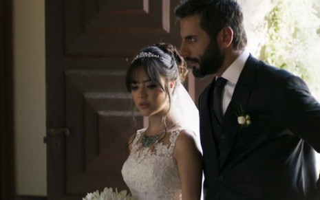 Vinícius (Flávio Tolezani) conduz Laura (Bella Piero) ao altar em O Outro Lado do Paraíso - Reprodução/TV Globo