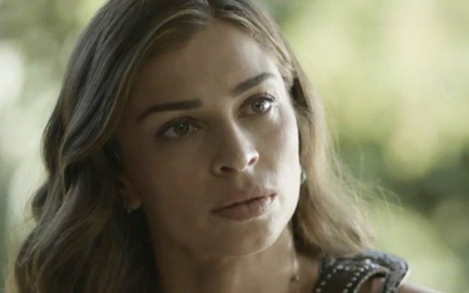 Lívia (Grazi Massafera) descobrirá que namorado foi visto beijando sua mãe na novela - Fotos: Reprodução/TV Globo