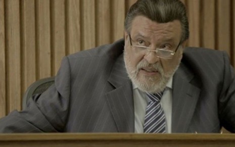 Gustavo (Luis Melo) será afastado do cargo de juiz e ainda verá a ex-mulher com novinho - Reprodução/TV Globo