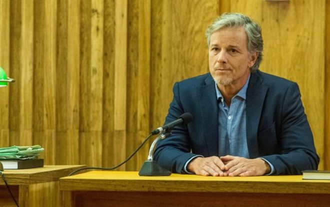 Renan (Marcello Novaes) no julgamento de Duda (Gloria Pires) em O Outro Lado do Paraíso - Fotos: Raquel Cunha /TV Globo
