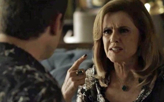 Sophia (Marieta Severo) se revolta com Gael (Sergio Guizé) após ouvir decisão do filho - Reprodução/TV Globo