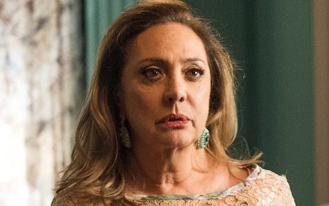 Nádia (Eliane Giardin) enfrentará dois escândalos em O Outro Lado do Paraíso, da Globo - Fotos: Reprodução/TV Globo