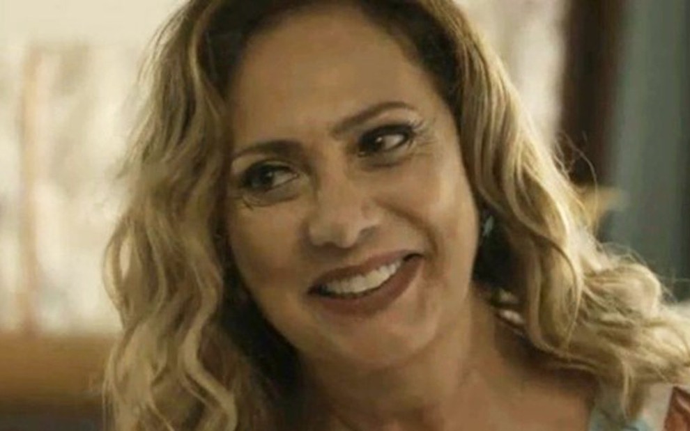 Nádia (Eliane Giardini) receberá visita da futura nora em seu salão na novela das nove - Reprodução/TV Globo