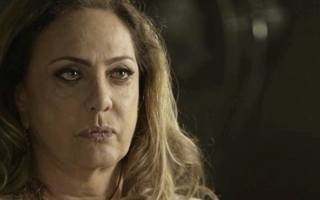 Nádia (Eliane Giardin) se recusará a carregar mala de propina e esconderá tudo no corpo - Reprodução/TV Globo