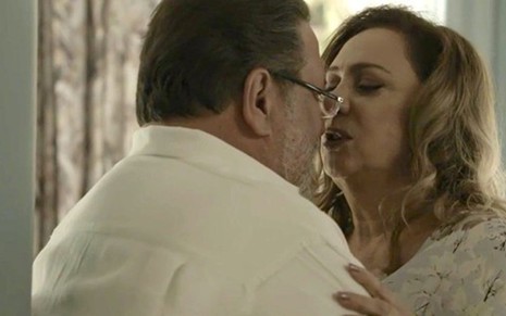 Gustavo (Luis Melo) e Nádia (Eliane Giardini) vão reatar casamento na novela das nove da Globo - Fotos: Reprodução/TV Globo