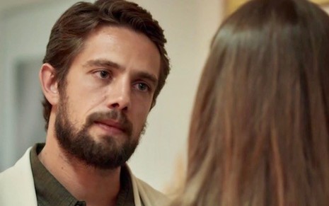 Rafael Cardoso (Renato) contracena com Grazi Massafera (Lìvia) na novela das nove - Reprodução/TV Globo