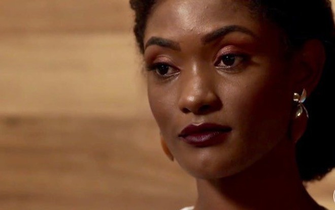 Erika Januza (Raquel) expulsará ex-namorado de sua sala no capítulo desta sexta (1º) - Reprodução/TV Globo