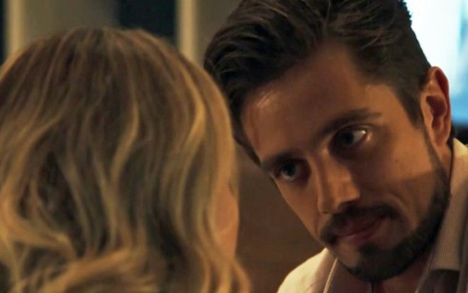 Renato (Rafael Cardoso) convencerá Fabiana (Fernanda Rodrigues) a abrigar a Mãos de Tesoura - Reprodução/TV Globo