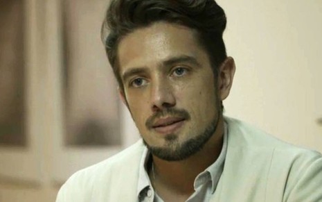 Renato (Rafael Cardoso) vai receber ultimato do diretor do hospital por deslize cometido - Fotos: Reprodução/TV Globo