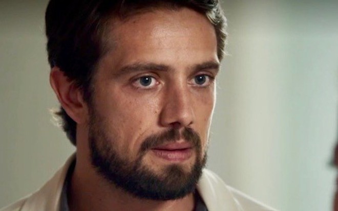 Renato (Rafael Cardoso) vai surpreender delegado atacando a mocinha na novela das nove - Reprodução/TV Globo