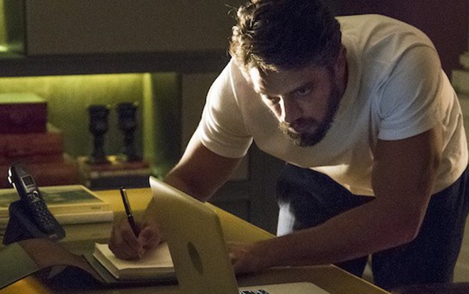 Renato (Rafael Cardoso) em cena prevista para ir ao ar nesta segunda-feira (27) na novela - Cesar Alves/TV Globo