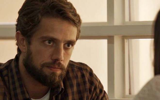 Renato (Rafael Cardoso) revelará a Aura (Tainá Müller) que cunhado batia na ex-mulher - Fotos Reprodução/TV Globo