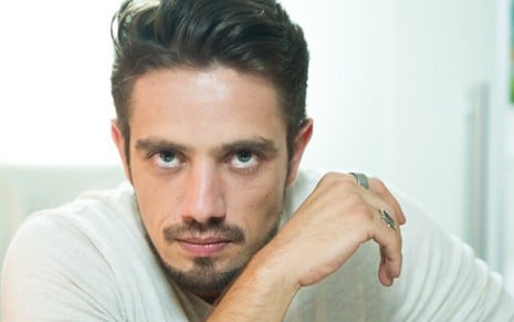 Renato (Rafael Cardoso) vai quebrar a cara ao tentar se vingar de ex-noiva na novela das nove - Raquel Cunha/TV Globo 