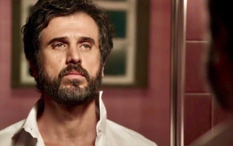 Eriberto Leão em cena de O Outro Lado do Paraíso; personagem usará lingerie da mulher - Reprodução/TV Globo