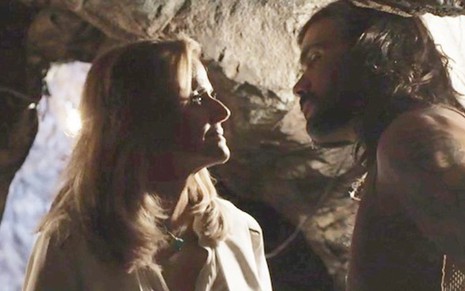 Sophia (Marieta Severo) vai se atracar com Mariano (Juliano Cazarré) na mina de esmeraldas - Reprodução/TV Globo
