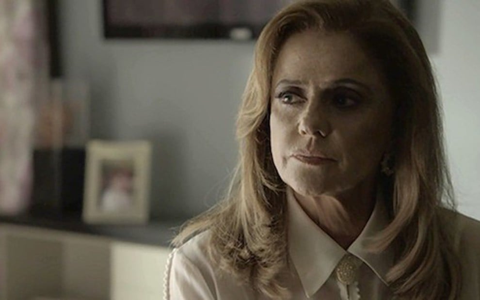 Sophia (Marieta Severo) em cena da novela; serial killer volta a atacar com uma tesoura - Fotos: Reprodução/TV Globo