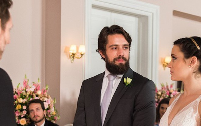 Renato (Rafael Cardoso) e Clara (Bianca Bin) no altar antes da virada que a trama terá - Fotos: Raquel Cunha/TV Globo