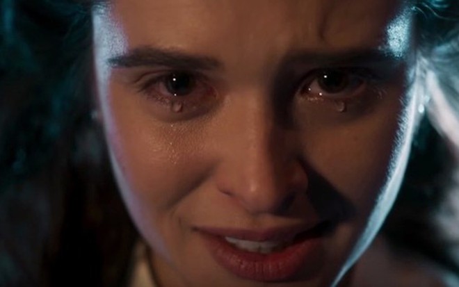 Marocas (Juliana Paiva) se desespera em cena do naufrágio na novela das sete da Globo - Reprodução/Record