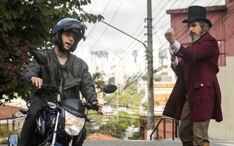 Sabino (Edson Celulari) dá uma banana para motoqueiro que avança nele em rua de São Paulo - João Miguel Jr/TV Globo
