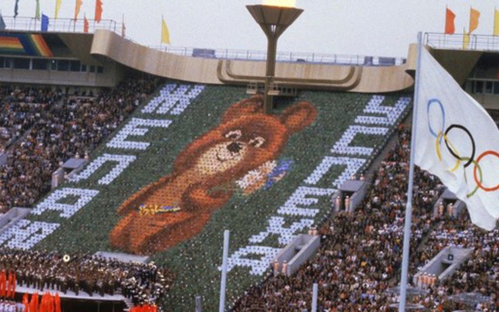 Painel forma a imagem do urso Misha, mascote da Olimpíada de Moscou, na abertura - Divulgação