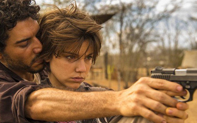 Simplício (Lee Taylor) em cena com Maria (Alice Wegmann) na novela das onze da Globo - Estevam Avellar/TV Globo
