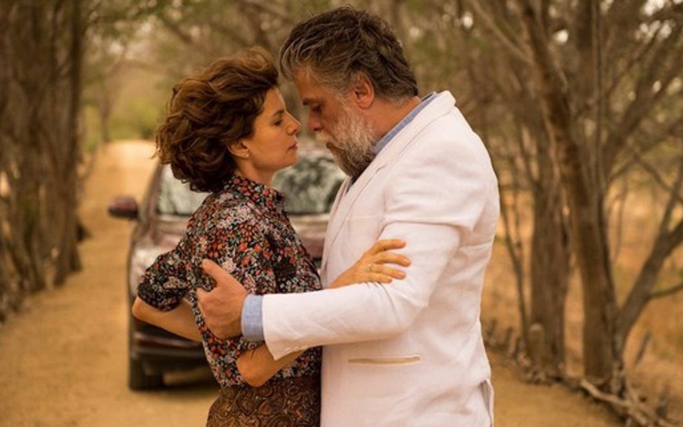 Rosinete (Débora Bloch) terá cenas quentes com Ramiro (Fábio Assunção) na novela das onze - Estevam Avellar/TV Globo