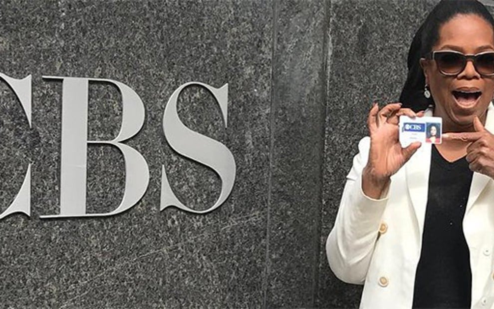 Oprah Winfrey posa em frente ao prédio da CBS, emisorra para a qual voltou após seis anos - 