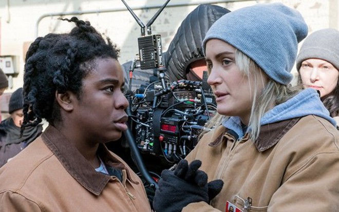 Uzo Aduba e Taylor Schilling, com Laura Prepon ao fundo, nos bastidores de Orange Is the New Black - Imagens: Divulgação/Netflix