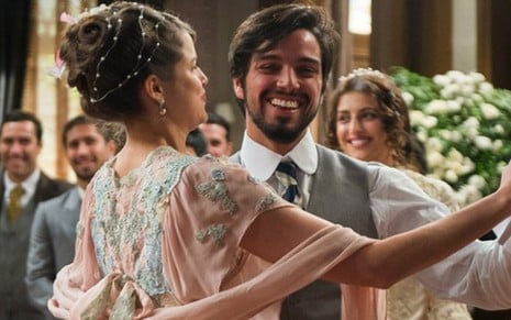 Ema (Agatha Moreira) será pedida em casamento por Ernesto (Rodrigo Simas) nesta sexta (13) - Reprodução/TV Globo